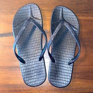 Naturalizer Black Flip Flops